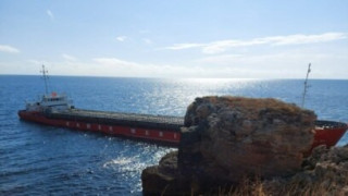 Взеха проби за изтекли азотни торове в Черно море, където заседна кораб