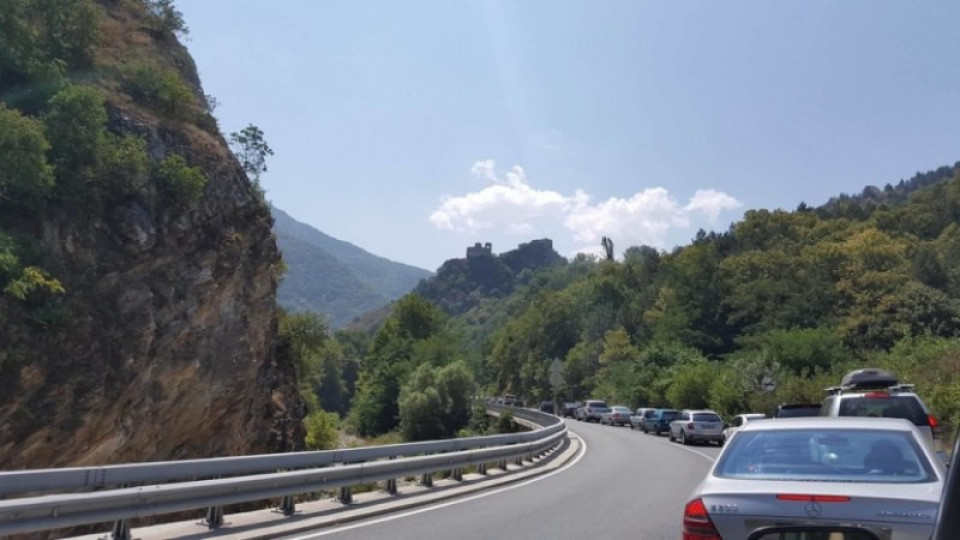 Отвориха пътя Пловдив-Смолян, изтеглиха падналия камион от Чая