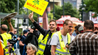 Протестиращи на шествие в Нидерландия срещу новия здравен пропуск за влизане в барове