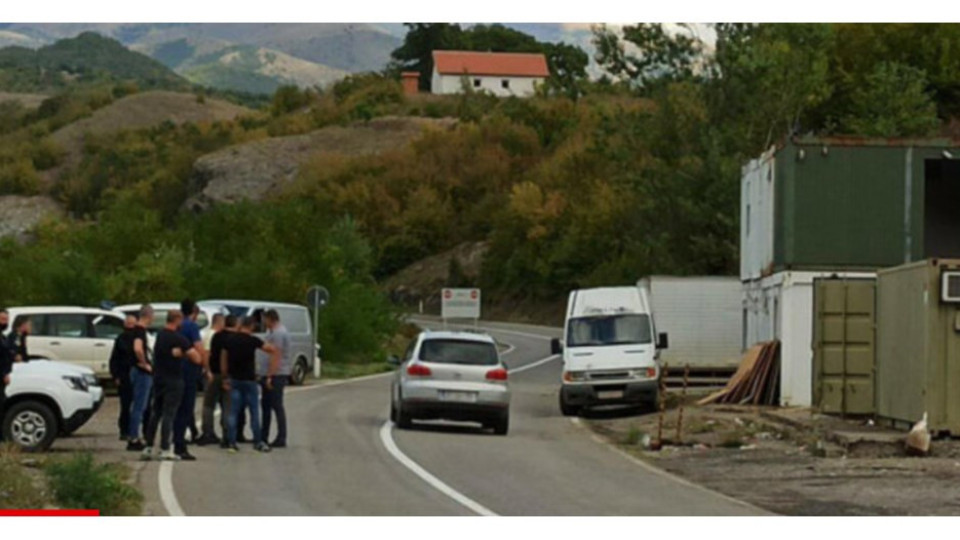 Напрежението в Северно Косово расте, запалени са два пункта за издаване на номера на коли