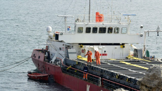 Водолаз: Има теч на торове от заседналия край Камен бряг кораб