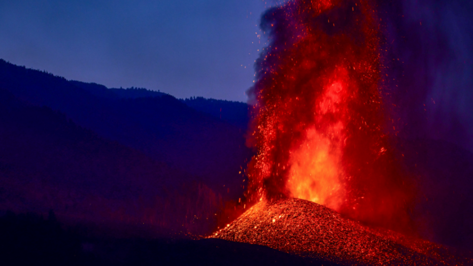 Вулканът на Ла Палма: Реки от лава заливат острова (Видео)