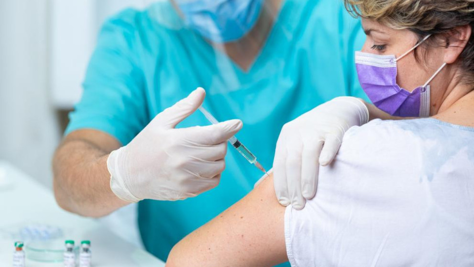 Завършеният ваксинационен курс осигурява високо ниво на защита, казват европейски експерти