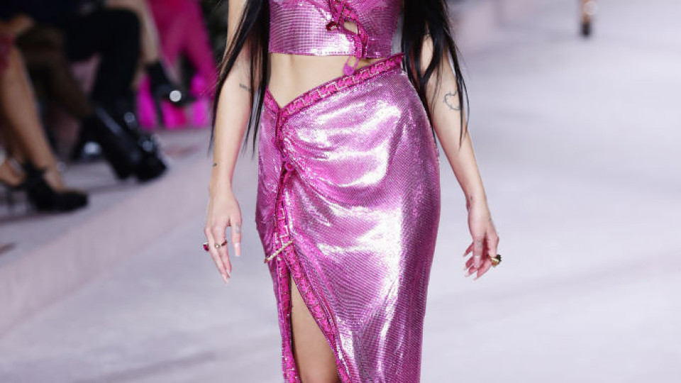 Певицата Дуа Липа дебютира на модния подиум в дефиле на „Версаче“ (Снимки)