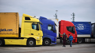 Крачка назад за Брекзит. Издават спешно 5000 визи на шофьори на камиони