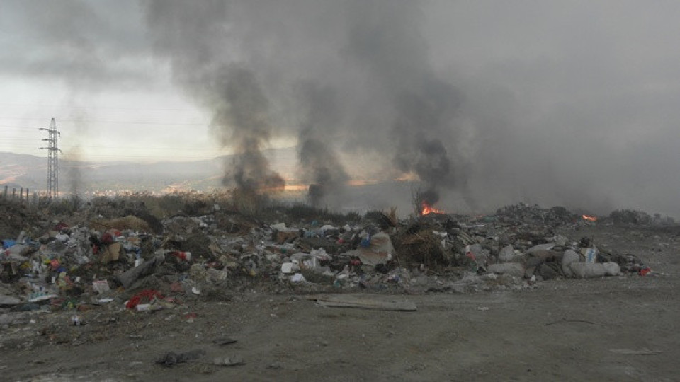 Удължават с 2 месеца разследването за запалването на градското сметище край Дупница