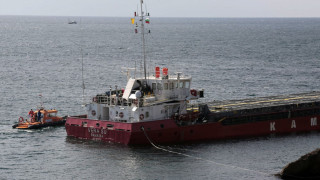 Заседналият край Камен бряг товарен кораб се е наклонил