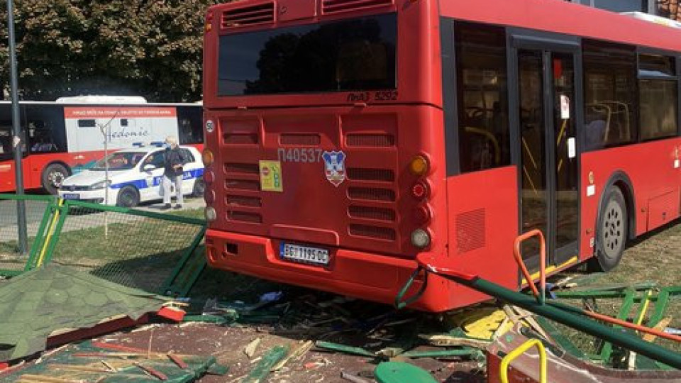 Автобус влъхлетя върху детска площадка в Земун, рани четири деца