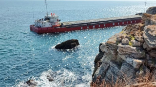 Пропада планът да разтоварят заседналия кораб с плаващ кран, търсят нов вариант