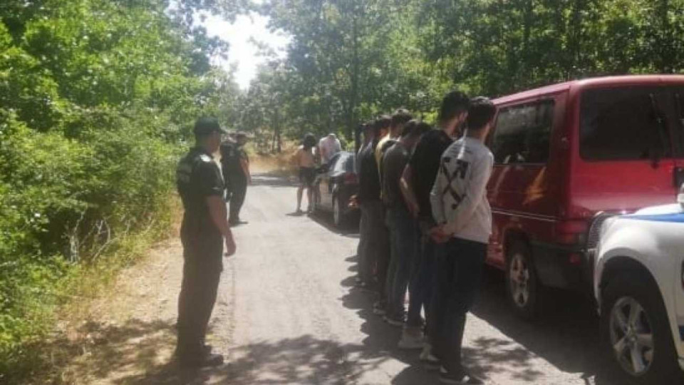 Хванаха трима каналджии и 23 незаконни имигранти в района на Малко Търново (Снимки)