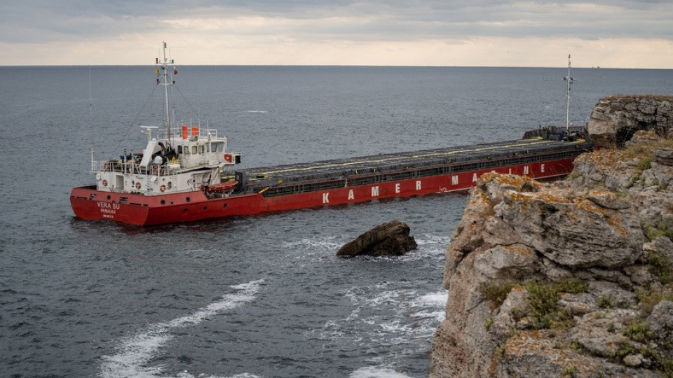 Започна прехвърлянето на товара от заседналия кораб край Камен бряг