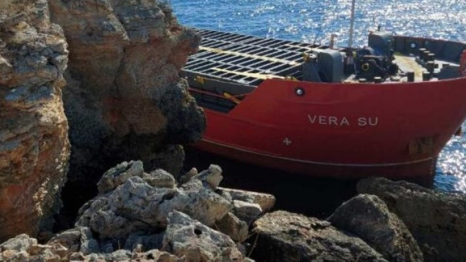 Няма опасност от разлив на гориво от заседналия край Камен бряг кораб