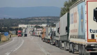 Дълга опашка от тирове в Турция чака да мине в България
