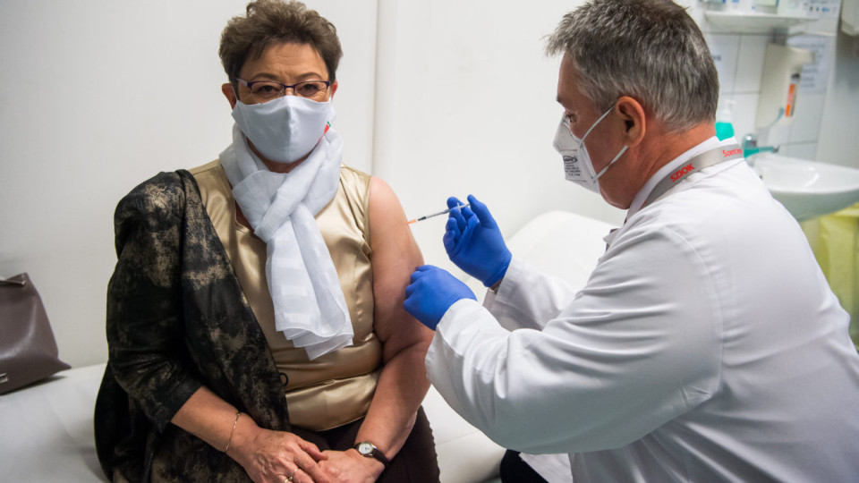 Румъния започва прилагането на трета доза за всички ваксинирани