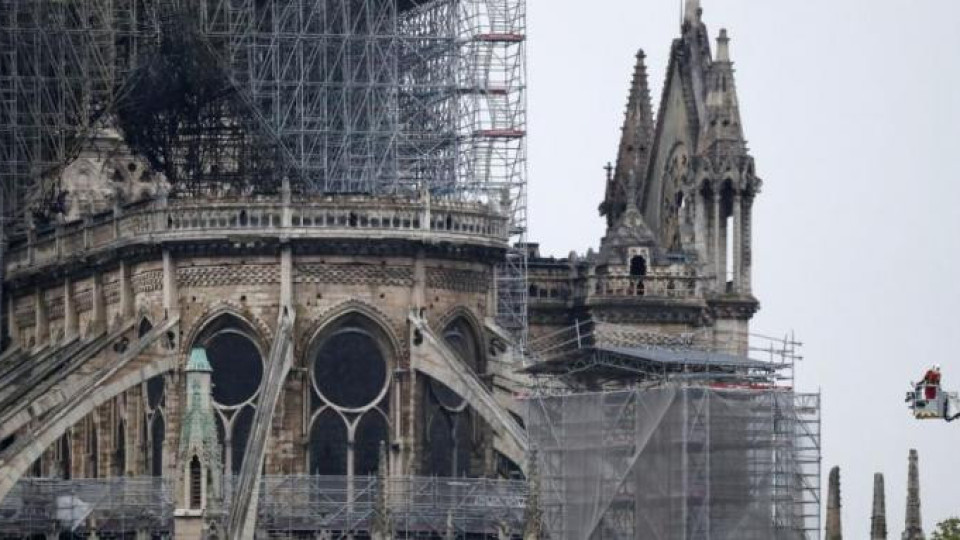Потокът от дарения за възстановяването на парижката катедрала „Света Богородица“ не секва