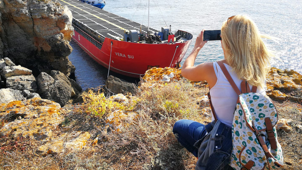 Заседналият край Яйлата кораб стана туристическа атракция