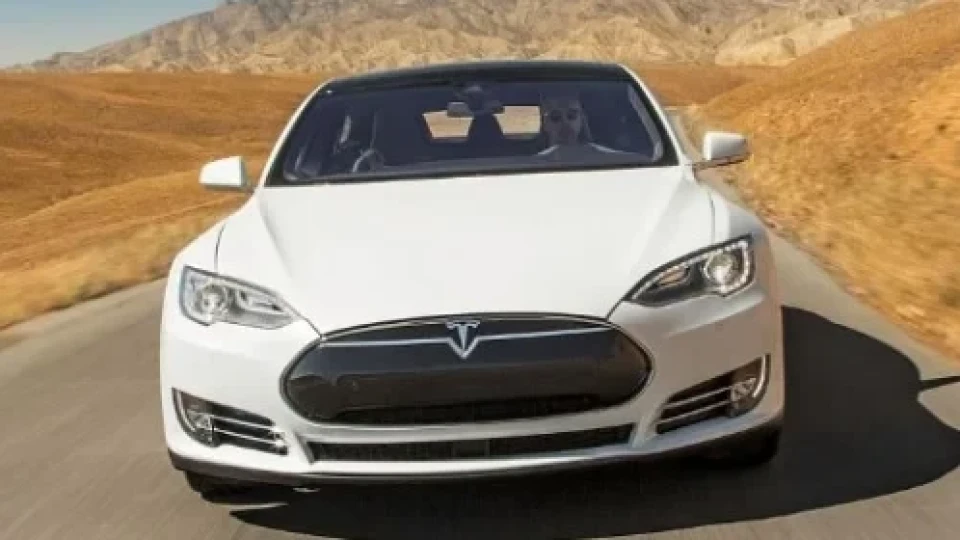 Австрийци сложиха бензинов мотор на Tesla