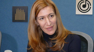 Ангелкова опроверга Балтова: Парите за туроператорите не трябва да се спират