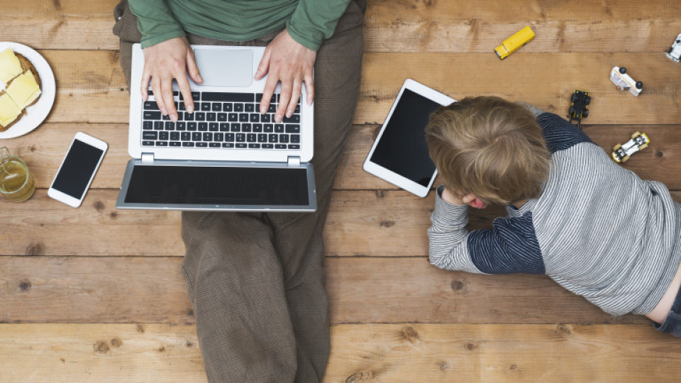 Румъния дава на родителите 75% от заплатата, ако са у дома заради онлайн обучение на децата
