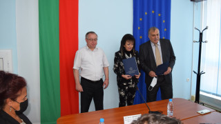 Кацаров награждава директора на РЗИ-Монтана д-р Елена Борисова и лекар от Берковица