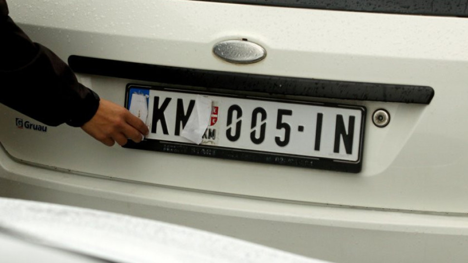 Косово продължава да не приема коли със сръбски номера
