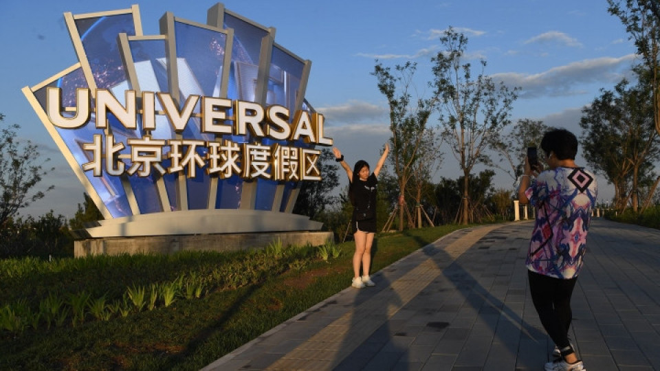 Тематичният парк на „Юнивърсъл студиос“ в Пекин бе открит въпреки проливния дъжд