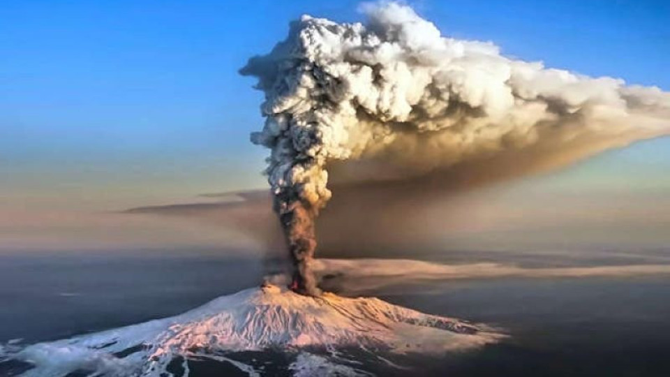 Вулканът Етна в Сицилия отново изригна