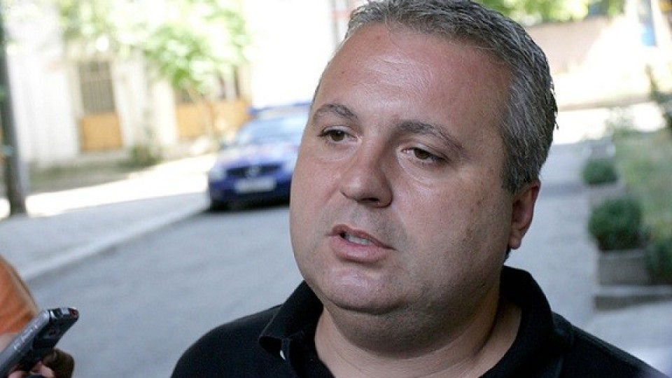 Ремонт на ремонта в Сандански: Как се крадат пари със стадиона на „Вихрен“, за да е щастлив Коко Динев (СНИМКИ)