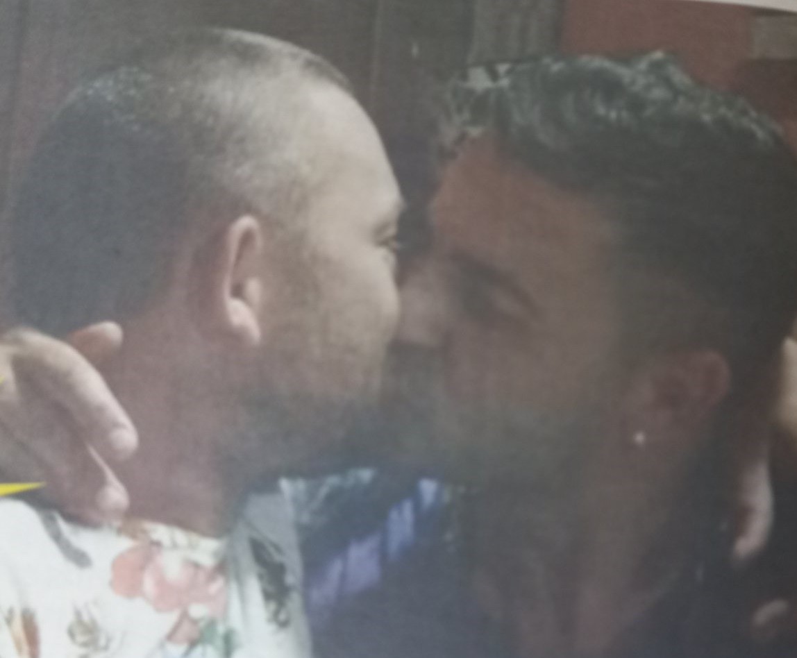 Общинският шеф в ракитово Цанко Молов се целува с мъж