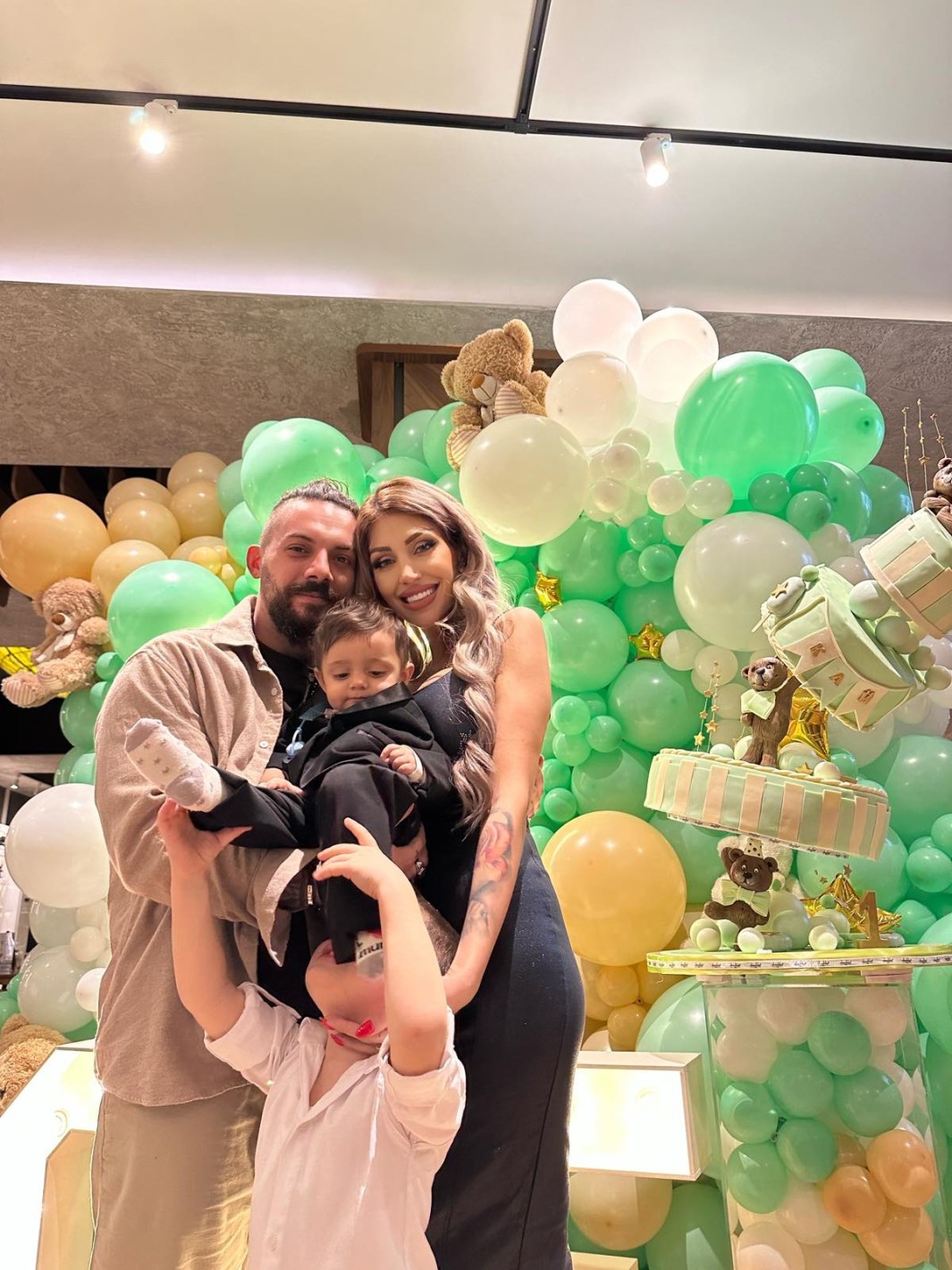 Ексклузивно! Синът на Джулиана Гани с вълшебен рожден ден! 20-килограмова торта с “летящи” мечета и саксофон в чест на малкия принц Кай