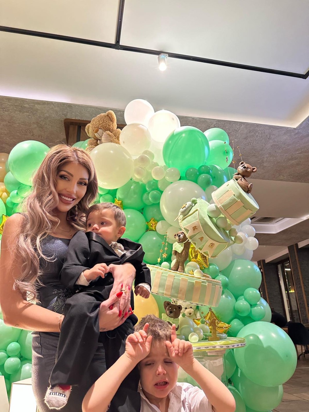 Ексклузивно! Синът на Джулиана Гани с вълшебен рожден ден! 20-килограмова торта с “летящи” мечета и саксофон в чест на малкия принц Кай - Снимка 2