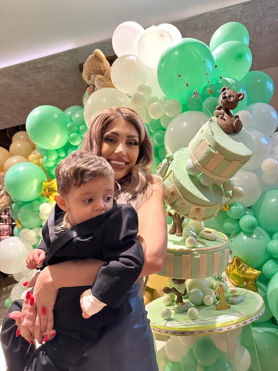 Ексклузивно! Синът на Джулиана Гани с вълшебен рожден ден! 20-килограмова торта с “летящи” мечета и саксофон в чест на малкия принц Кай - Снимка 8