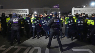 Невиждани сблъсъци в Сеул, армията атакува парламента. Прекратява се дейността партиите