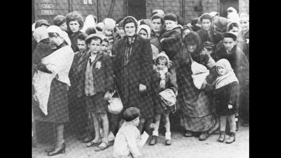 80 години от освобождаването на Лагера на смъртта: Историята на 13-годишно момиче, оцеляло като по чудо в Аушвиц 80 години от освобождаването на Лагера на смъртта: Историята на 13-годишно момиче, оцеляло като по чудо в Аушвиц