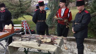 С войнишки боб, изложба на оръжия и поднасяне на венци честваха 3 март във Велико Търново