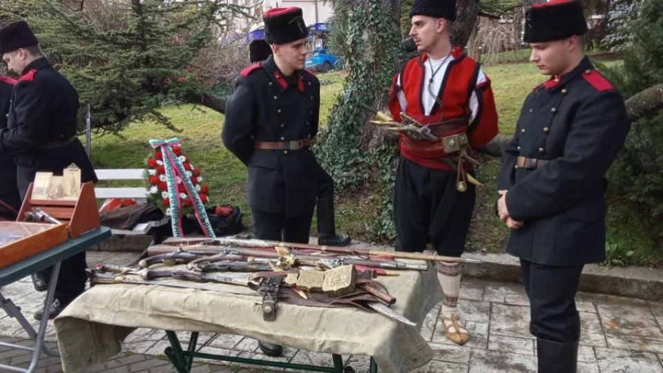 С войнишки боб, изложба на оръжия и поднасяне на венци честваха 3 март във Велико Търново