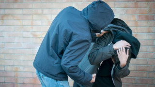 Тормоз и заплаха над деца в Пловдив: Младеж ограби 11-годишен и го накара да се събуе, сега се крие от Темида