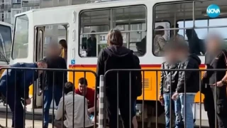 Брутално нападение посред бял ден в трамвай