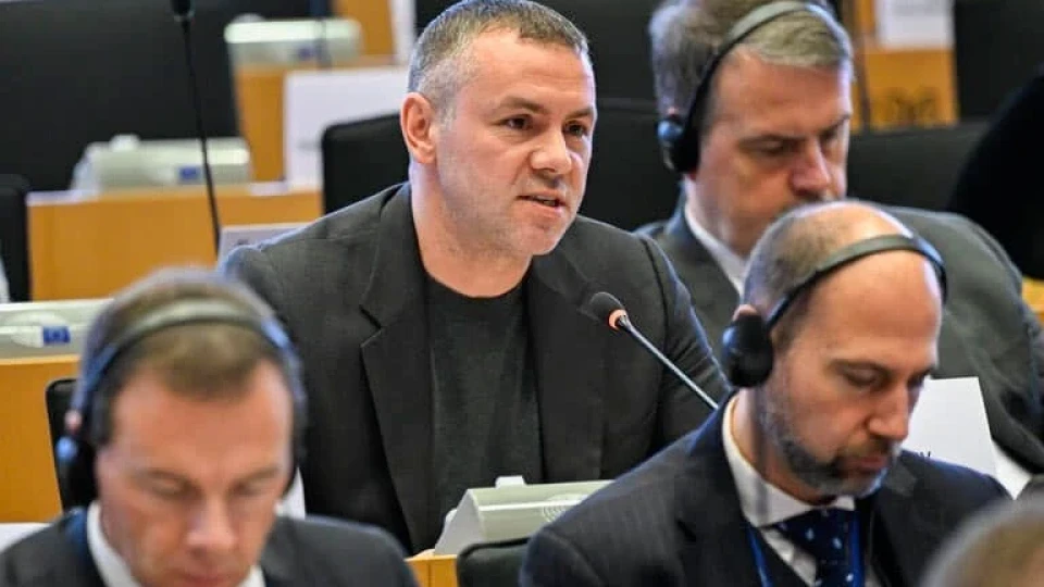 Ицо Хазарта: В българския парламент се бориш някой да не хвърли дъвка по теб, в Брюксел тези изцепки не минават Ицо Хазарта: В българския парламент се бориш някой да не хвърли дъвка по теб, в Брюксел тези изцепки не минават
