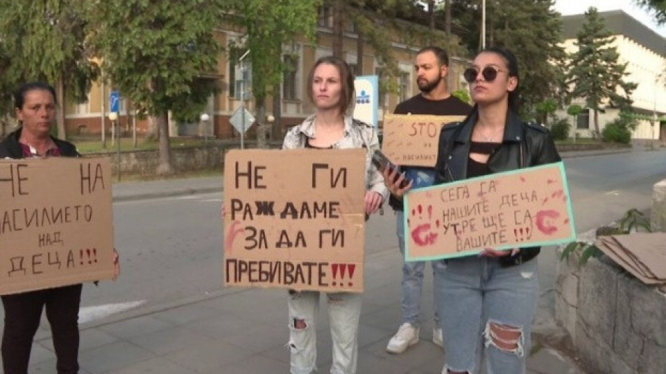 Роднини на ученичка пребиха младежи с бухалки в училище