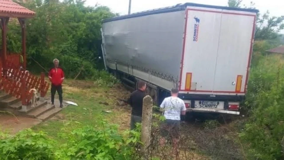 Шофьорът, който връхлетя с ТИР-а си в двор на къща при село Арчар, е бил дрогиран
