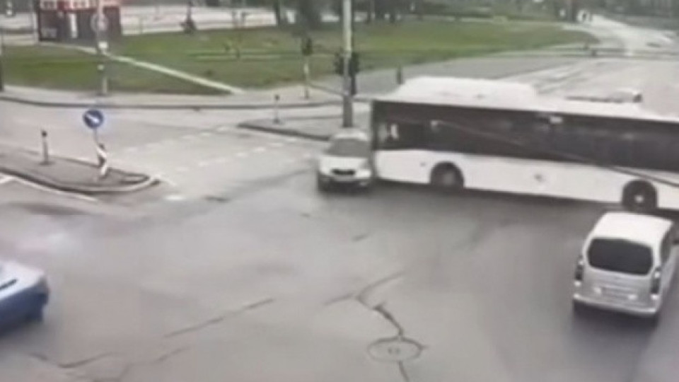Защо се е стигнало до трагедията, при която мъж загина, след като автобус от градския транспорт в София мина на червено и помете колата му