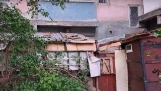 Граждани искат премахването на незаконна пристройка към блока им
