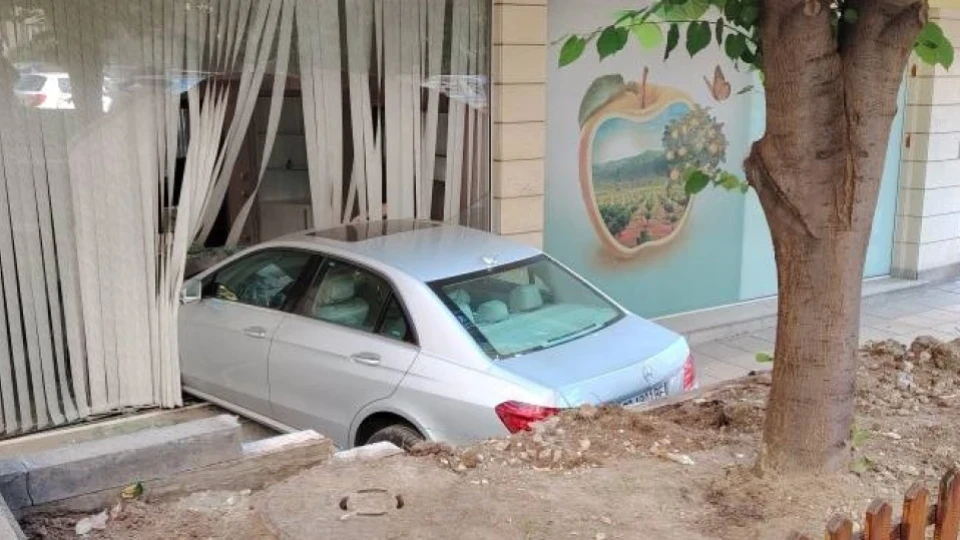 Автомобил "паркира" в офис в столичния кв. "Манастирски ливади"