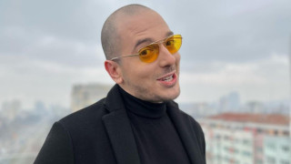 Николаос Цитиридис в краката на Маги Халваджиян! Посредственият в „Капките“ полугрък се добра отново до екран с подмазване