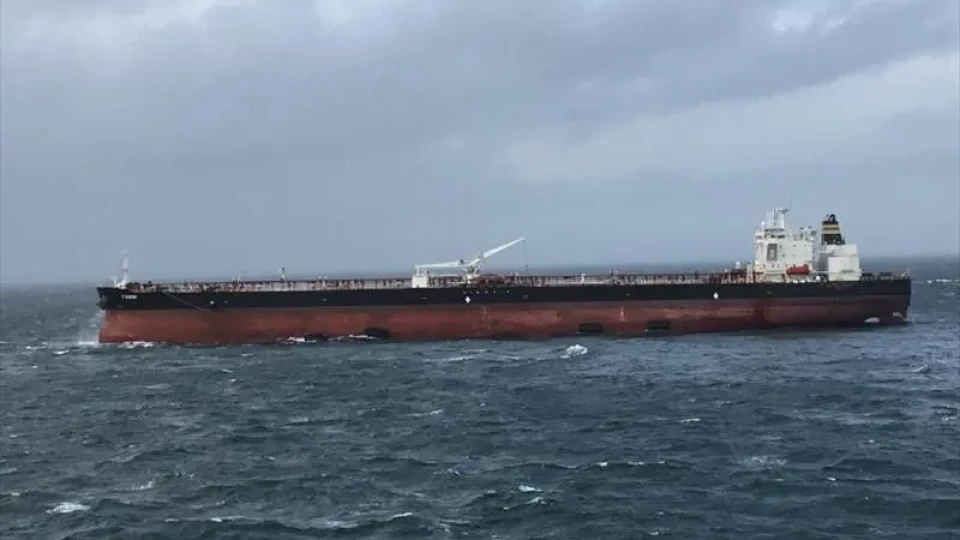 Заради задушлива миризма на нефт в Бургас забраниха танкери на рейд на по-малко от 35 км от брега