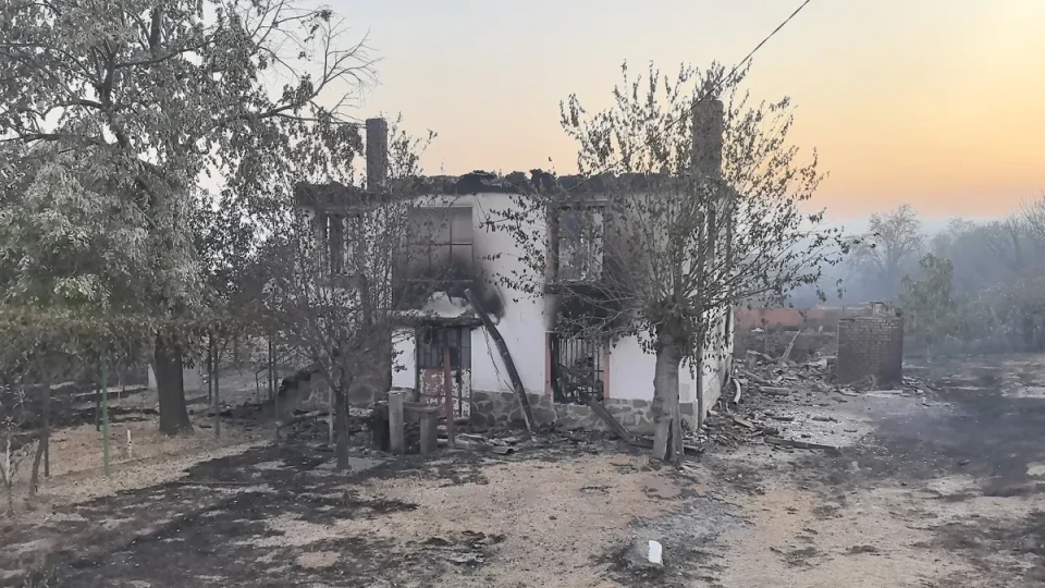 Година след пожара: Жителите на село Воден все още живеят във фургони и без мобилен обхват