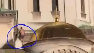 Полугол мъж се качи на покрива на "Александър Невски" СНИМКИ