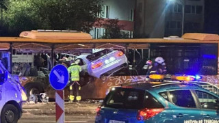 За какво настояват близките на пострадалия водач на автобуса, в който се вряза 21-годишен шофьор?