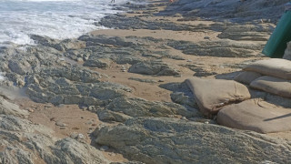 Морето "оглозга" наш плаж, отдолу се показа неподозирана гледка